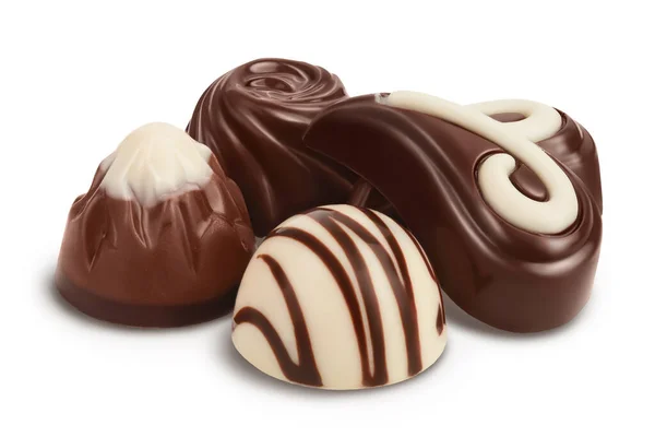 Dulces de chocolate aislados sobre fondo blanco con camino de recorte y profundidad completa de campo —  Fotos de Stock