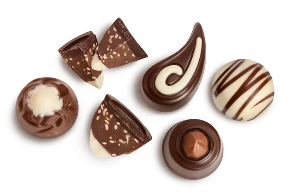 巧克力糖果在白色背景上被隔离，有切割路径和全场深度。顶部视图。平躺在床上. — 图库照片
