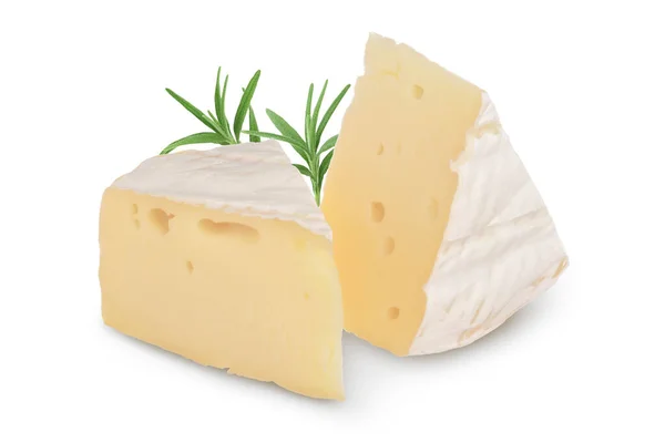 Queijo Camembert isolado sobre fundo branco com caminho de recorte e profundidade total de campo — Fotografia de Stock
