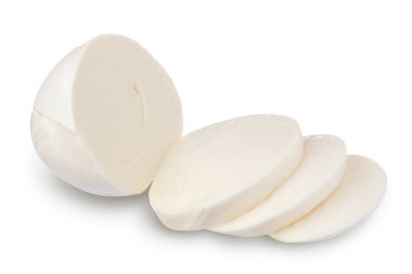 Mozzarella peyniri kesme yolu ve tam derinlik ile beyaz arkaplanda izole edilmiş.