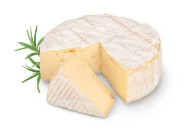 Camembert peyniri kırpma yolu ve tam derinlikteki beyaz arkaplanda izole edilmiş.
