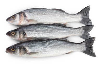 Deniz levreği, kırpma yolu ile beyaz arka planda izole edildi. Üst Manzara. Düz yatıyordu