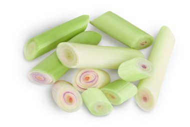 Taze limon çimi dilimleri kesme yolu olan beyaz arka planda izole edilmiş. Üst Manzara. Düz yatıyordu