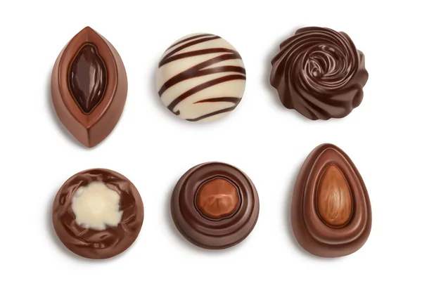 巧克力糖果在白色背景上被隔离，有切割路径和全场深度。顶部视图。平躺在床上集合或集合 — 图库照片