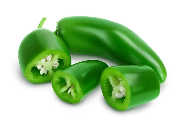 Peperoni jalapeno isolati su fondo bianco. Peperoncino verde con percorso di ritaglio e piena profondità di campo. — Foto Stock