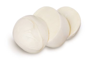 Mozzarella peyniri kesme yolu ve tam derinlik ile beyaz arkaplanda izole edilmiş.