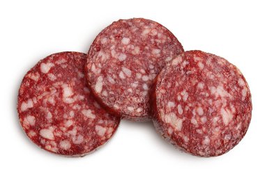 Tütsülenmiş sosis salamı kesme yolu ve geniş bir alana yayılmış beyaz arka planda izole edilmiş. Üst Manzara. Düz yatıyordu