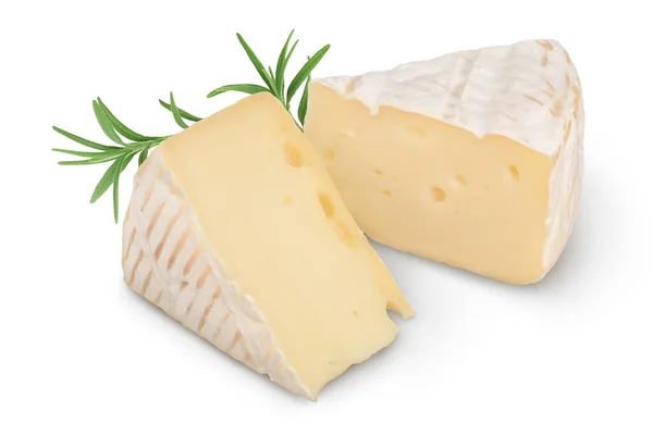 白地に隔離されたカマンベールチーズのクリッピングパスとフィールドの完全な深さ — ストック写真