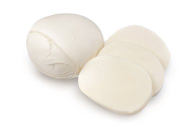 Mozzarella peyniri kesme yolu ve tam derinlik ile beyaz arkaplanda izole edilmiş.