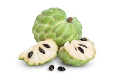 Beyaz arka planda izole edilmiş elma şekeri ya da kremalı elma kırpma yolu ve tam derinlik. Egzotik tropikal Thai annona veya cherimoya meyvesi