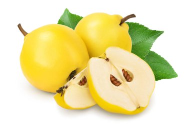 Beyaz arkaplanda yarı izole edilmiş, kırpma yolu ve tam derinliğe sahip taze ayva.