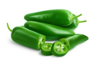 Jalapeno biberleri beyaz arka planda izole edilmiş. Kesme yolu ile yeşil biber ve tüm alan derinliği.