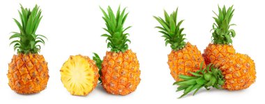 ananas yarısı ve dilimler beyaz arkaplanda tam derinlik, set ya da toplama ile izole