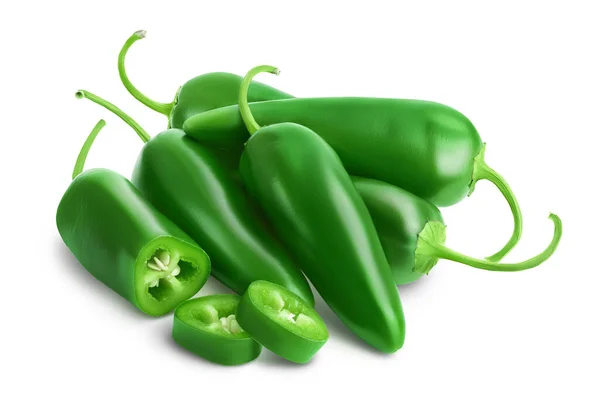 Chiles jalapeños aislados sobre fondo blanco. Chile verde con camino de recorte y profundidad completa de campo. — Foto de Stock