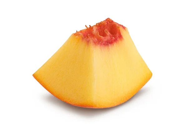 Pieza de fruta de melocotón madura aislada sobre fondo blanco con trayectoria de recorte y profundidad completa de campo — Foto de Stock