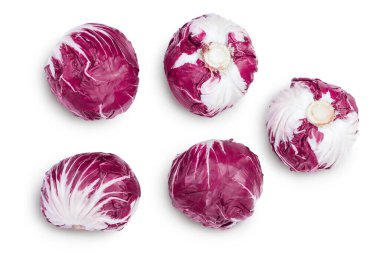 Beyaz arka planda, kırpma yolu ve geniş bir alana yayılmış taze kırmızı turşu salatası. Üst Manzara. Düz yatıyordu