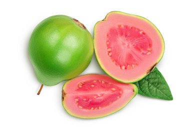 Kesme yolu ve alan derinliği ile beyaz arka planda izole edilmiş Guava meyveleri. Üst Manzara. Düz yatıyordu