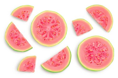 Guava meyve dilimleri kesme yolu ve tam derinlikteki beyaz arka planda izole edilmiştir. Üst Manzara. Düz yatıyordu