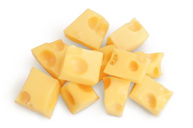 Kesme yolu ile beyaz arka planda izole edilmiş peynir küpleri. Üst Manzara. Düz yatıyordu