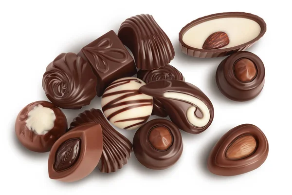 Dulces de chocolate aislados sobre fondo blanco con camino de recorte y profundidad completa de campo. Vista superior. Puesta plana. —  Fotos de Stock