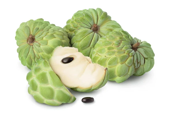 Suiker appel of vla appel geïsoleerd op witte achtergrond met clipping pad en volledige scherptediepte. Exotische tropische Thaise annona of cherimoya vruchten — Stockfoto