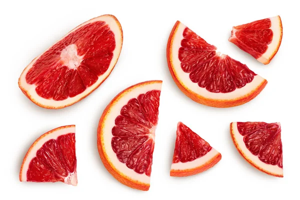 Кроваво-красные апельсины слизни изолированы на белом фоне с обрезанием пути. Вид сверху. Плоский лежал — стоковое фото
