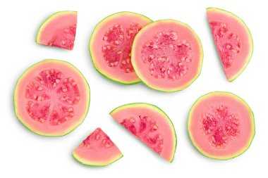 Guava meyve dilimleri kesme yolu ve tam derinlikteki beyaz arka planda izole edilmiştir. Üst Manzara. Düz yatıyordu