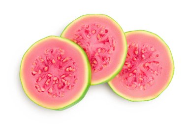 Guava meyve dilimleri kesme yolu ve tam derinlikteki beyaz arka planda izole edilmiştir. Üst Manzara. Düz yatıyordu