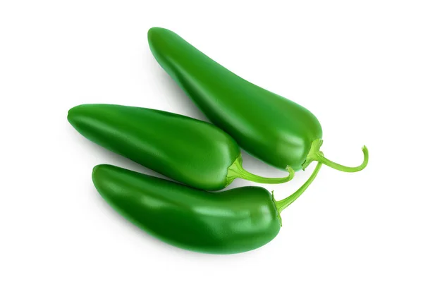 Krájený paprika jalapeno izolované na bílém pozadí. Zelený chilli pepř s odstřihovací pěšinou. Horní pohled. Plocha — Stock fotografie