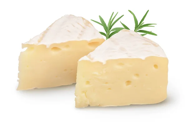 Camembert kaas geïsoleerd gesneden op witte achtergrond met knippad en volle velddiepte — Stockfoto