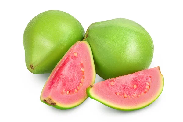 Guava fruit met plakjes geïsoleerd op witte achtergrond met knippad en volle velddiepte — Stockfoto