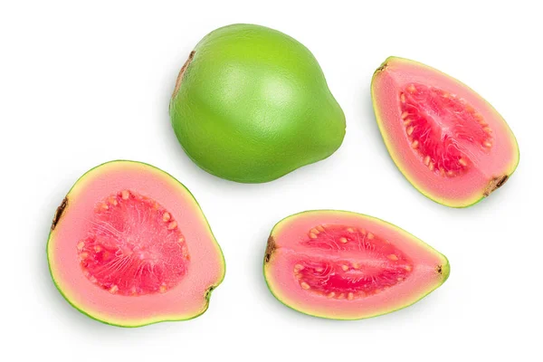 Frutto di guava con fette isolate su fondo bianco con percorso di ritaglio e piena profondità di campo. Vista dall'alto. Posa piatta — Foto Stock