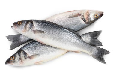 Deniz levreği, kırpma yolu ile beyaz arka planda izole edildi. Üst Manzara. Düz yatıyordu