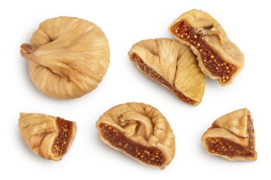 Kurutulmuş incir, kırpma yolu ve tam derinlikteki beyaz arkaplanda izole edildi. Üst Manzara. Düz yatıyordu