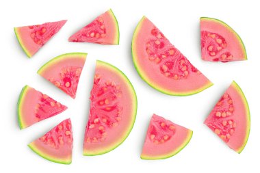 Guava meyve dilimleri kesme yolu ve tam derinlikteki beyaz arka planda izole edilmiştir. Üst Manzara. Düz yatıyordu