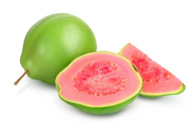 Kesme yolu ve tam derinlik ile beyaz arkaplanda izole edilmiş dilimler ile guava meyvesi