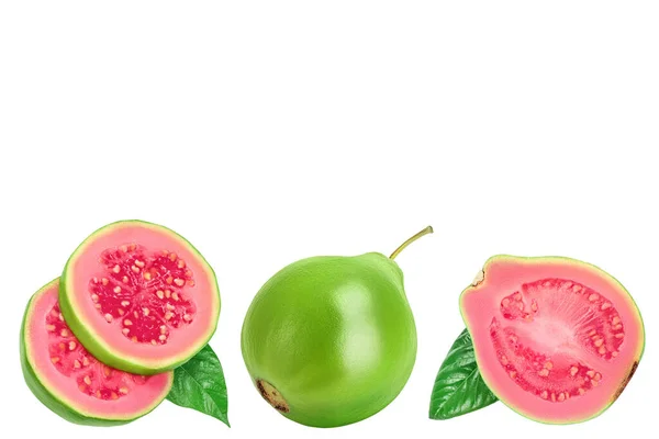 Beyaz arka planda izole edilmiş dilimleri olan Guava meyveleri. Metnin için kopyalama alanı olan üst görünüm. Düz yatıyordu — Stok fotoğraf