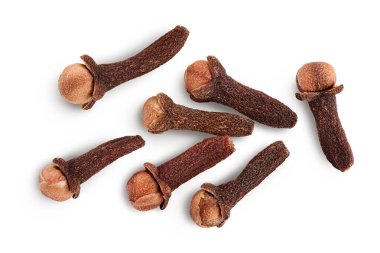 Kuru baharat karanfilleri kırpma yolu olan beyaz arkaplanda izole edilmiş. Üst Manzara. Düz yatıyordu