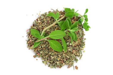 Oregano ya da marjoram, beyaz arka planda kırpma yolu olan taze ve kuru yapraklar bırakır. Üst Manzara. Düz yatıyordu