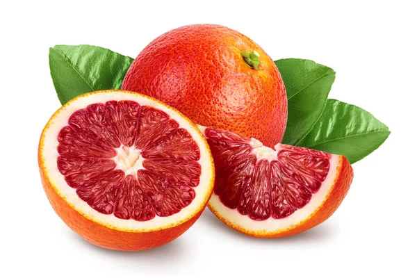 Kan kırmızısı portakallar yarım ve kesme yolu ile beyaz arka planda izole ve tam derinlik — Stok fotoğraf