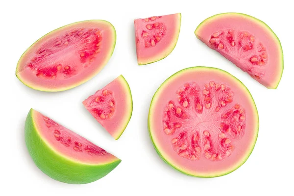 Guava frukt skivor isolerade på vit bakgrund med klippning väg och full skärpedjup. Högst upp. Platt äggläggning — Stockfoto