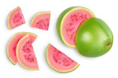 Kesme yolu ve alan derinliği ile beyaz arka planda izole edilmiş Guava meyveleri. Üst Manzara. Düz yatıyordu