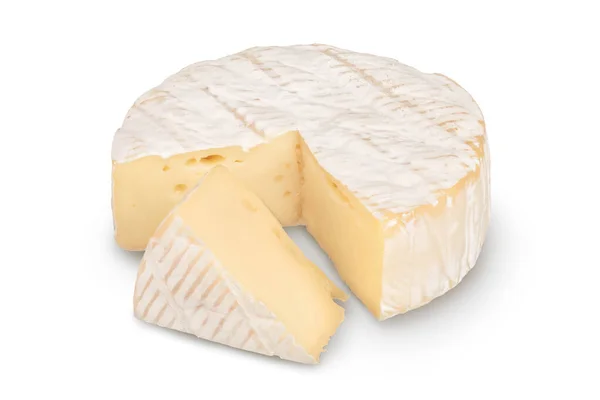 Camembert-Käse isoliert auf weißem Hintergrund mit Schneideweg und voller Schärfentiefe — Stockfoto