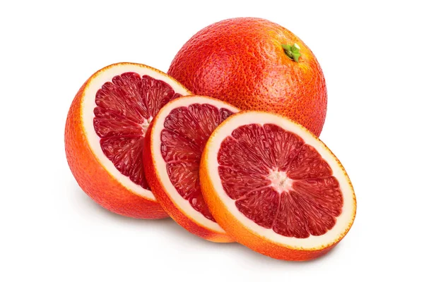 Червоні кров'яні апельсини зі скибочками ізольовані на білому тлі з відсічним контуром і повною глибиною різкості — стокове фото