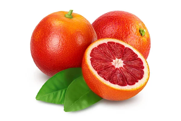 Червоні апельсини з половиною ізольовані на білому тлі з відсічним контуром і повною глибиною різкості — стокове фото