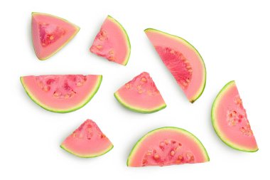 Guava meyve dilimleri kesme yolu ve tam derinlikteki beyaz arka planda izole edilmiştir. Üst Manzara. Düz yatıyordu