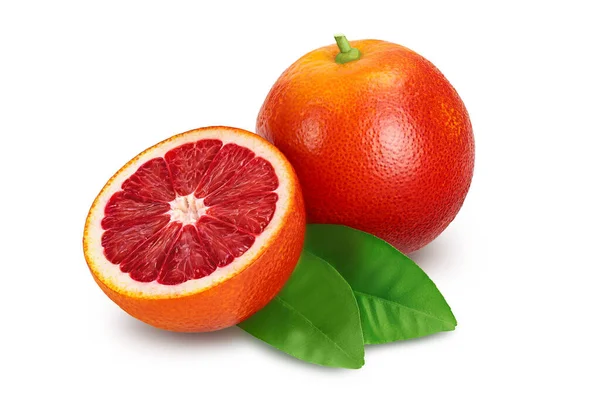 Кроваво-красные апельсины, наполовину изолированные на белом фоне с дорожкой стрижки и полной глубиной поля — стоковое фото