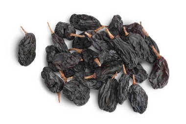 Kırpma yolu ile siyah kuru üzüm beyaz arka planda izole. Üst Manzara. Düz yatıyordu