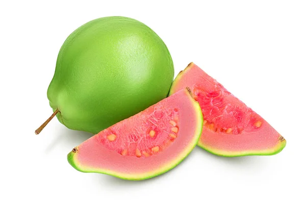 Frutto guava con fette isolate su fondo bianco con percorso di ritaglio e piena profondità di campo — Foto Stock