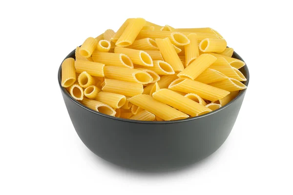 Rauwe Italiaanse penne rigate pasta in zwarte kom geïsoleerd op witte achtergrond met clipping pad en volledige scherptediepte — Stockfoto